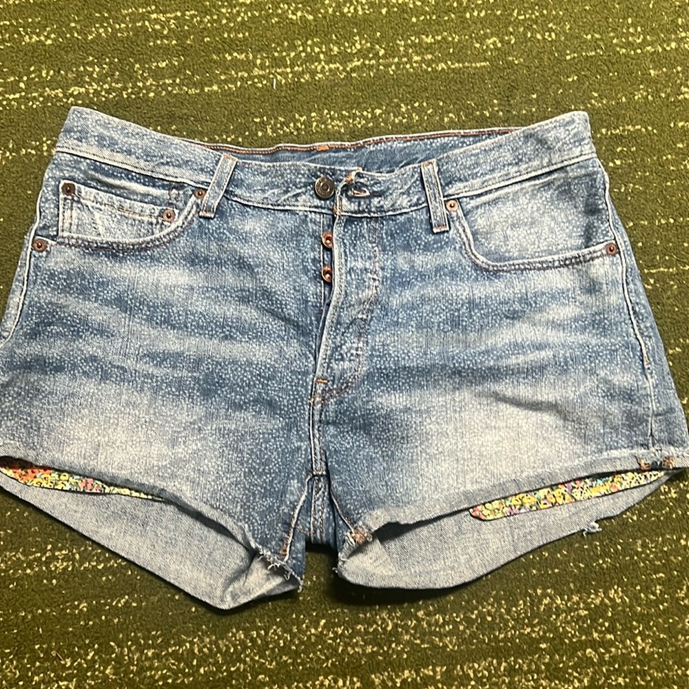 Levi vintage shorts -medium wash in excellent used condition.